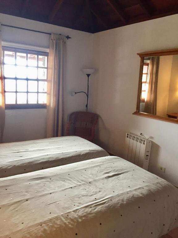 Dormitorio con dos camas individuales