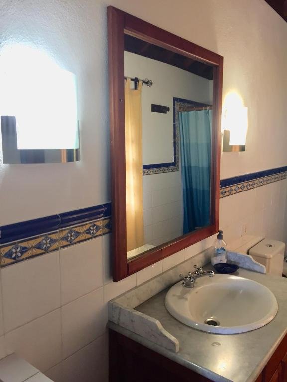 Baño con lavabo de mármol