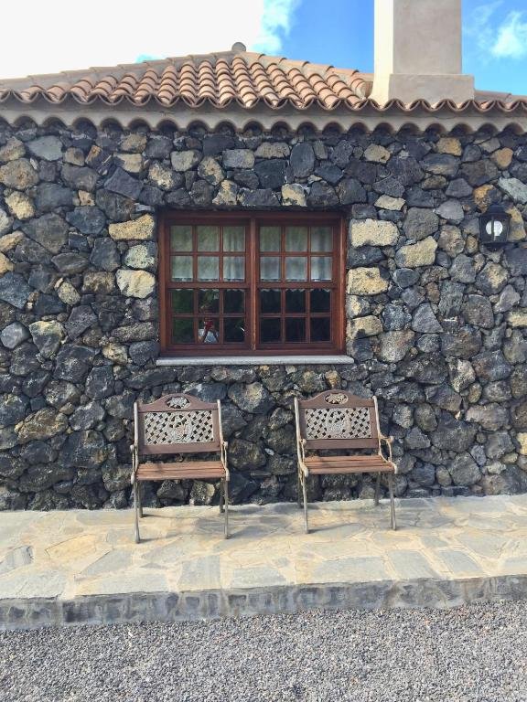 Ventana de madera y sillas de forja