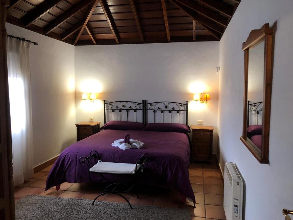 Dormitorio principal con techo de madera