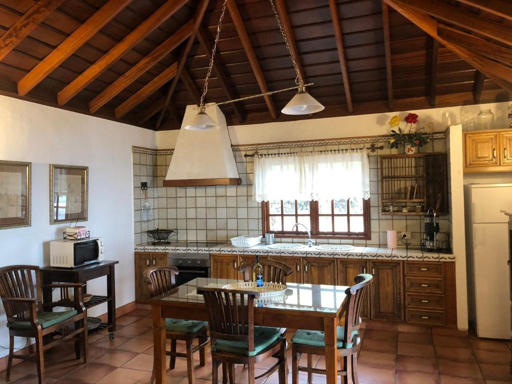 Cocina con techo abovedado de madera