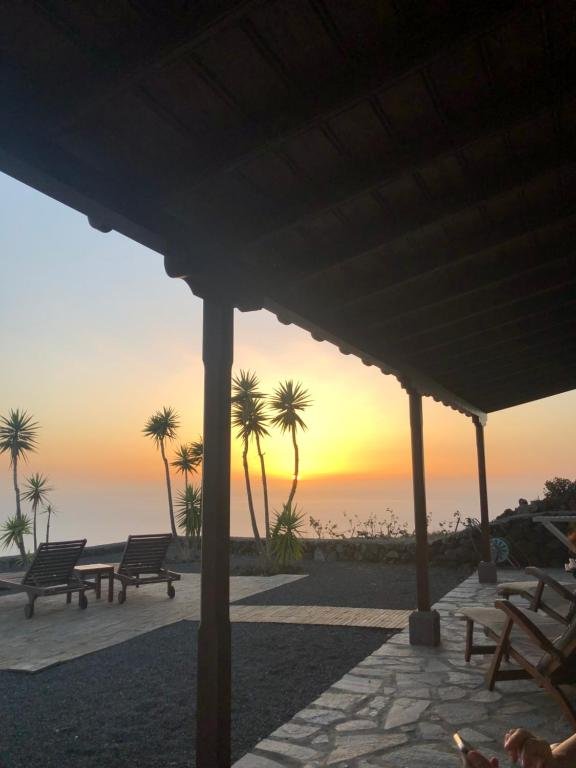 Atardecer sobre el Atlántico desde el porche de Casa Llanos Negros